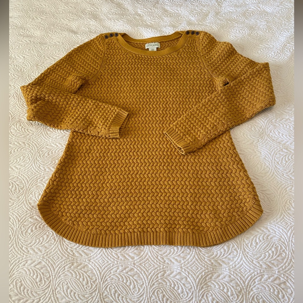 LUCY + LAUREL Autumn Gold Sweater. Crew Neck Pullover.